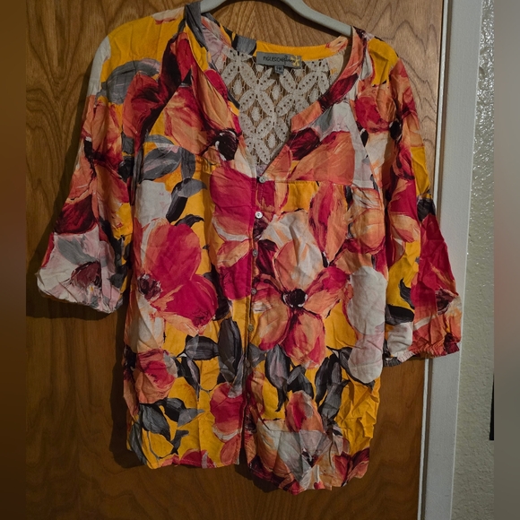 figueroa& flower Tops - Figueroa& Flower Floral Lace Accent Women's Top